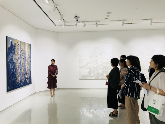 슈페리어갤러리에서 진행되는 평생학습 특화프로그램 ‘강남미술여행-그림 같은 오후’에서 수강생들이 큐레이터에게서 미술 작품에 대한 강의를 듣고 있다.