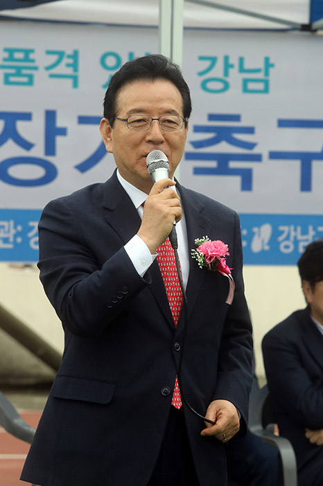 정순균 강남구청장이 21일 강남구 개포동 수도공고에서 열린 ‘제40회 강남구청장배 축구대회’에 참석해 축사를 하고 있다.