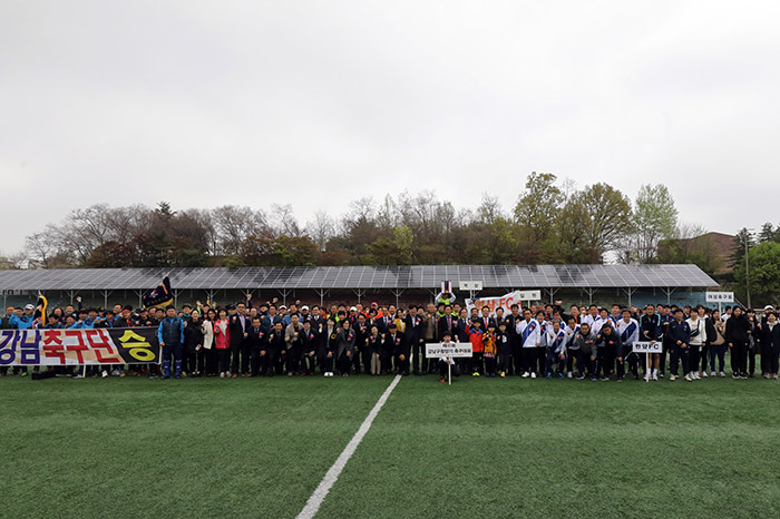 정순균 강남구청장이 21일 강남구 개포동 수도공고에서 열린 ‘제40회 강남구청장배 축구대회’에 참석해 참가구민들과 기념촬영을 하고 있다