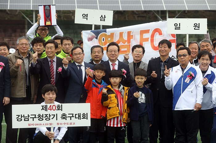 정순균 강남구청장이 21일 강남구 개포동 수도공고에서 열린 ‘제40회 강남구청장배 축구대회’에 참석해 참가구민들과 기념촬영을 하고 있다