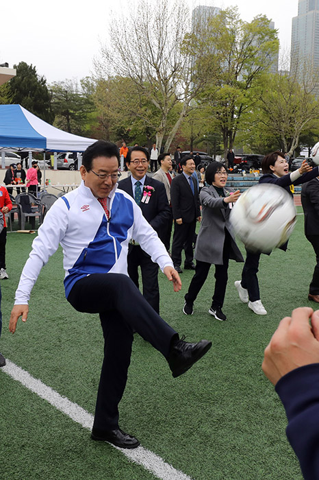 정순균 강남구청장이 21일 강남구 개포동 수도공고에서 열린 ‘제40회 강남구청장배 축구대회’에 참석해 직접 공을 차고 있다.