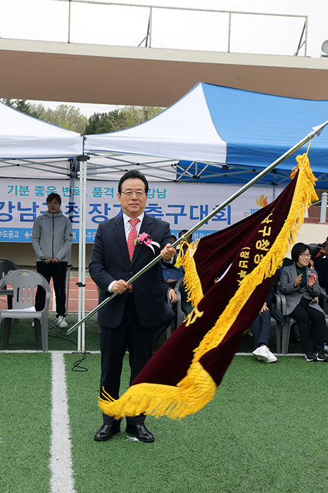 정순균 강남구청장(앞줄 왼쪽 네번째)이 21일 강남구 개포동 수도공고에서 열린 ‘제40회 강남구청장배 축구대회’에 참석해 참가구민들과 기념촬영을 하고 있다.