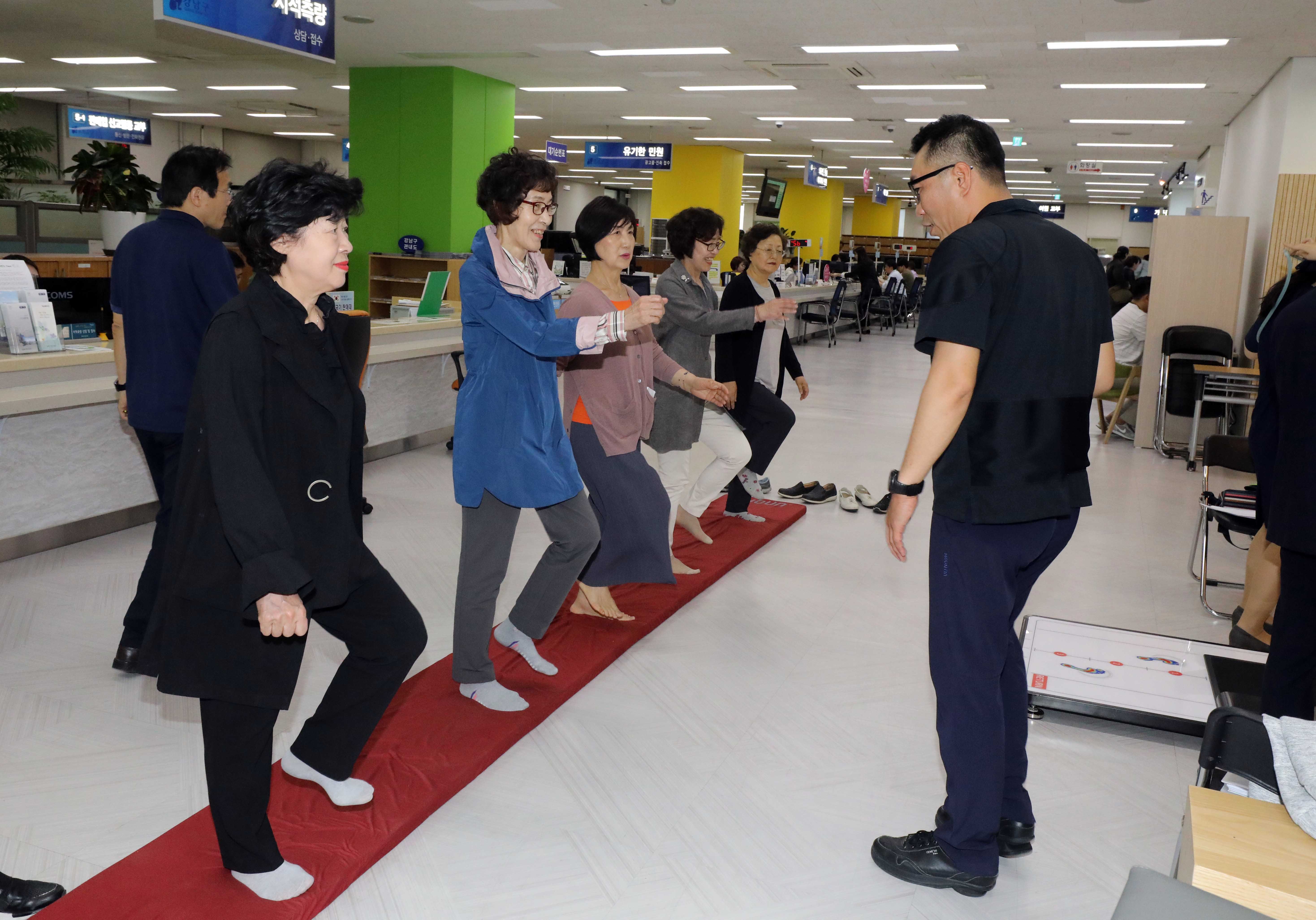 강남구(구청장 정순균)는 청사 1층 로비 유휴공간을 문화예술이나 주민 커뮤니티 공간으로 활용해 기분 좋은 소통에 앞장서고 있다.