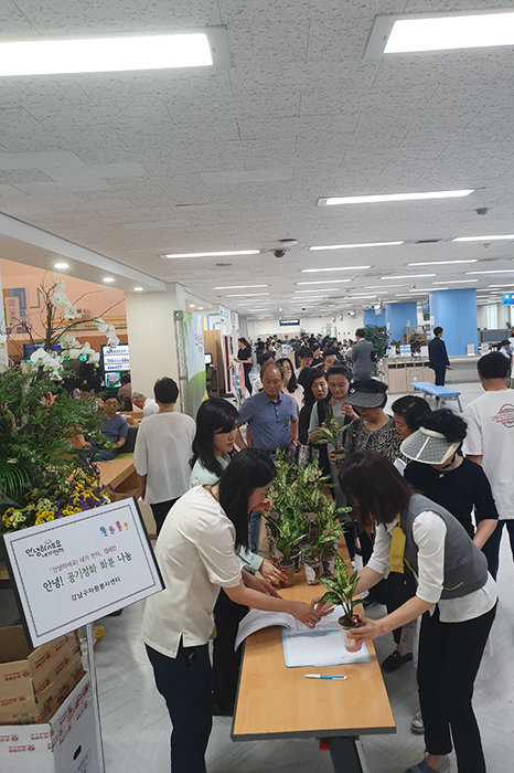 ‘기분 좋은 변화, 품격 있는 강남’을 구현 중인 강남구(구청장 정순균)는 16일 주민과 직원 등 170명에게 공기정화식물을 선물했다.