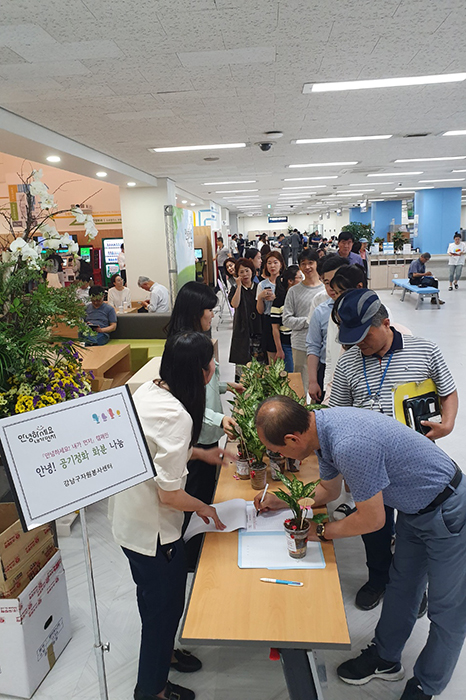 ‘기분 좋은 변화, 품격 있는 강남’을 구현 중인 강남구(구청장 정순균)는 16일 주민과 직원 등 170명에게 공기정화식물을 선물했다.