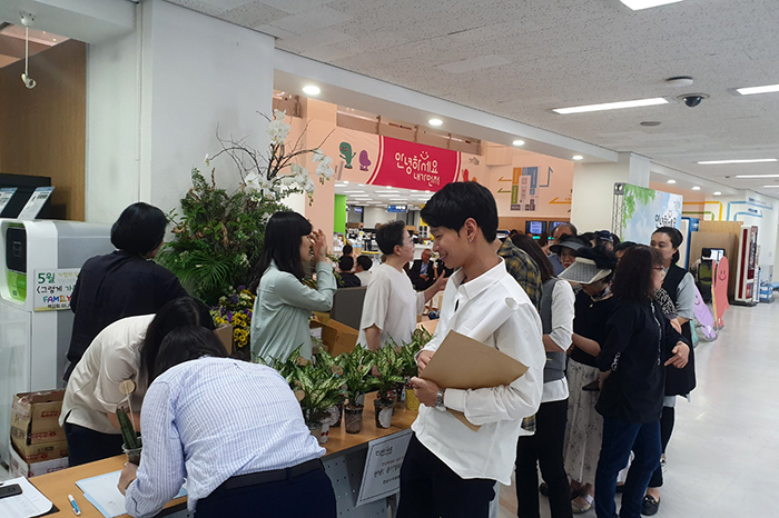 ‘기분 좋은 변화, 품격 있는 강남’을 구현 중인 강남구(구청장 정순균)는 16일 주민과 직원 등 170명에게 공기정화식물을 선물했다. 