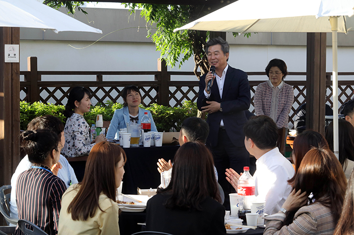 정순균 강남구청장이 20일 오후 강남구청 본관 옥상에서 직원 120여명과 ‘순균C와 함께하는 치맥데이’ 행사를 열고 소통하는 자리를 마련했다.