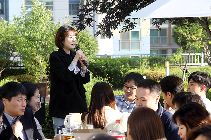 정순균 강남구청장이 20일 오후 강남구청 본관 옥상에서 직원 120여명과 ‘순균C와 함께하는 치맥데이’ 행사를 열고 소통하는 자리를 마련했다.