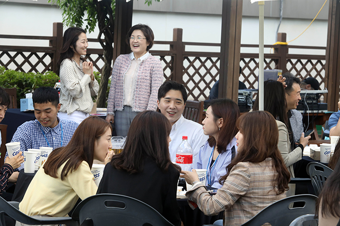 정순균 강남구청장이 20일 오후 강남구청 본관 옥상에서 직원 120여명과 ‘순균C와 함께하는 치맥데이’ 행사를 열고 소통하는 자리를 마련했다.