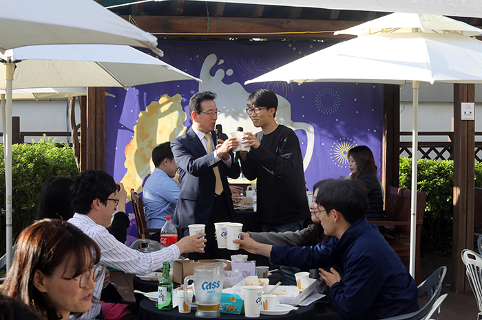 정순균 강남구청장이 20일 오후 강남구청 본관 옥상에서 직원 120여명과 ‘순균C와 함께하는 치맥데이’ 행사를 열고 소통하는 자리를 마련했다.