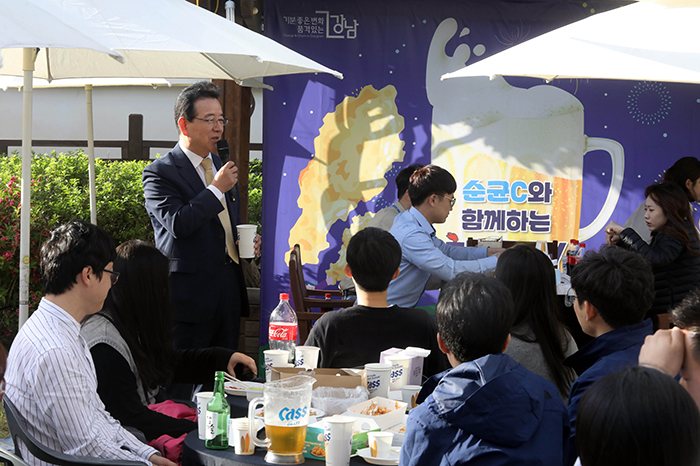 정순균 강남구청장이 20일 오후 강남구청 본관 옥상에서 직원 120여명과 ‘순균C와 함께하는 치맥데이’ 행사를 열고 소통하는 자리를 마련했다.