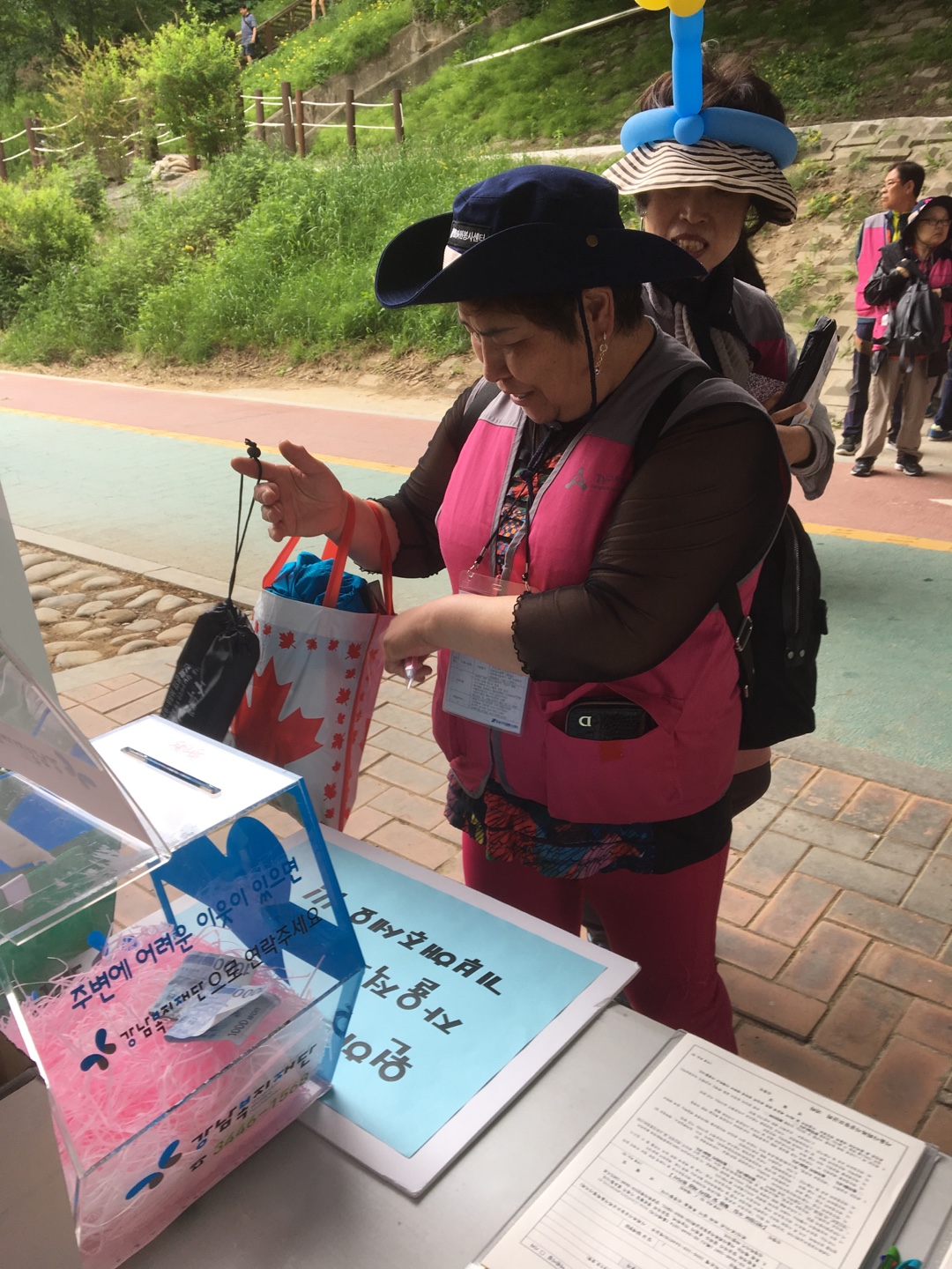 강남복지재단은 지난 18일 양재천 영동3교 밑에서 열린‘제7회 양재천 돗자리 자원봉사축제’의 재활용 나눔 마켓 ‘아름다운 장터’에 참여했다.