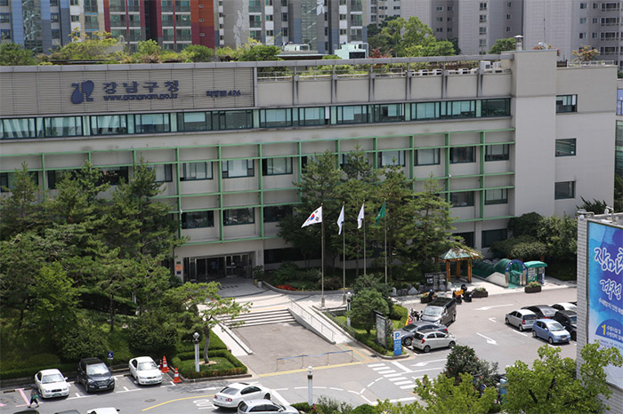 강남구(구청장 정순균)는 지난 23일 백범김구기념관에서 열린 ‘2019 자랑스런대한민국시민대상 시상식’에서‘공직부문 호국통일교육공로대상’을 수상했다.