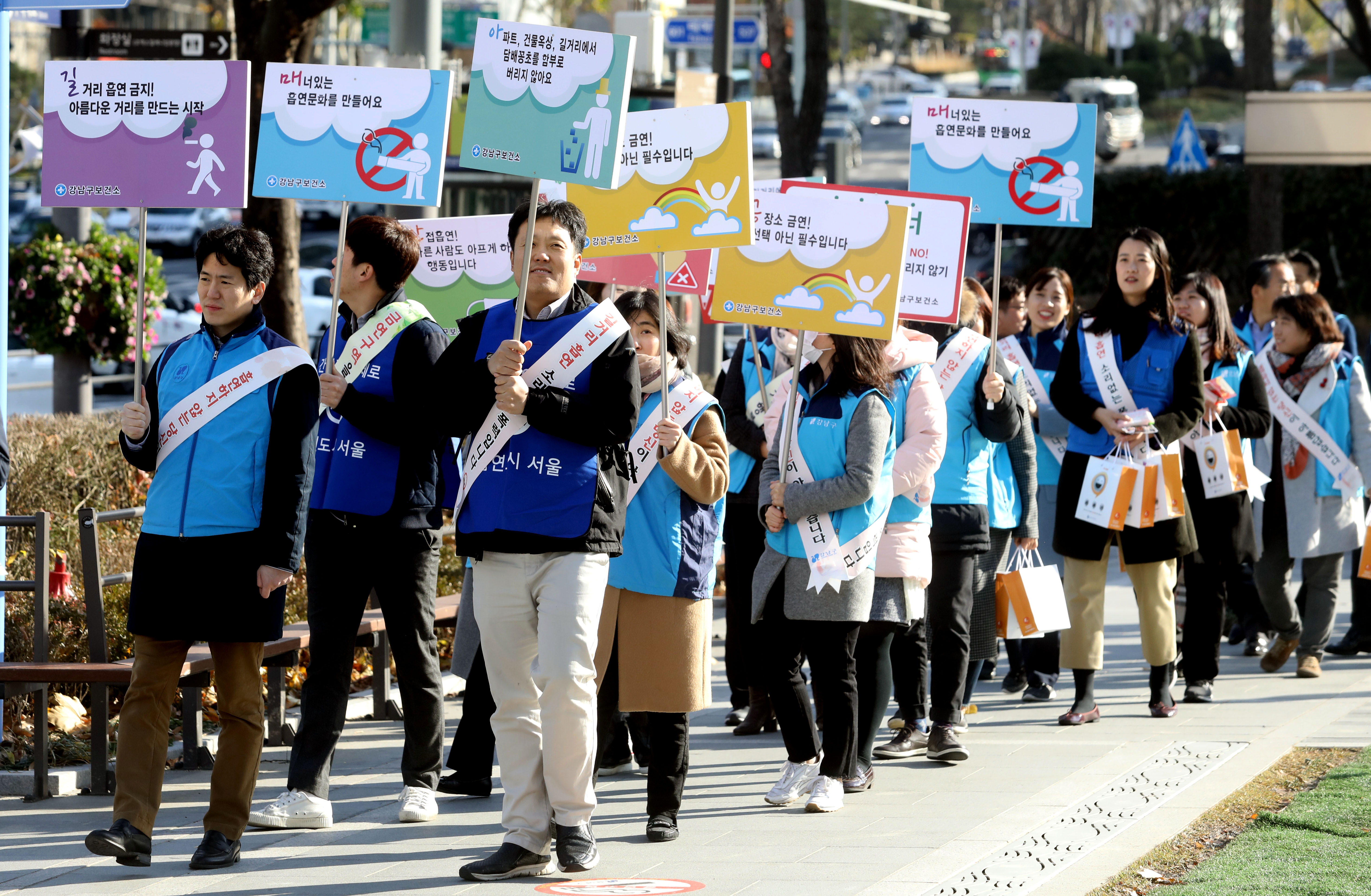 ‘기분 좋은 변화, 품격 있는 강남’으로 도약 중인 강남구(구청장 정순균)가 31일 세계 금연의 날을 맞아 27일부터 금연주간을 지정하고, 강남대로에서 지역주민 및 강남구시니어봉사단과 함께 금연예방 캠페인을 벌인다.