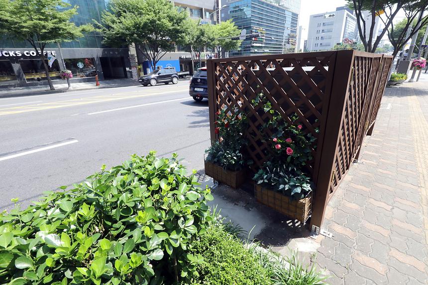 ‘기분 좋은 변화, 품격 있는 강남’을 구현 중인 강남구(구청장 정순균)가 보도 위에 설치된 변압기(전기전압을 낮춰주는 기기)와 개폐기(전기회로를 열었다 닫는 기기) 등 지상기기 1200여개를 올해 안에 모두 정비한다.