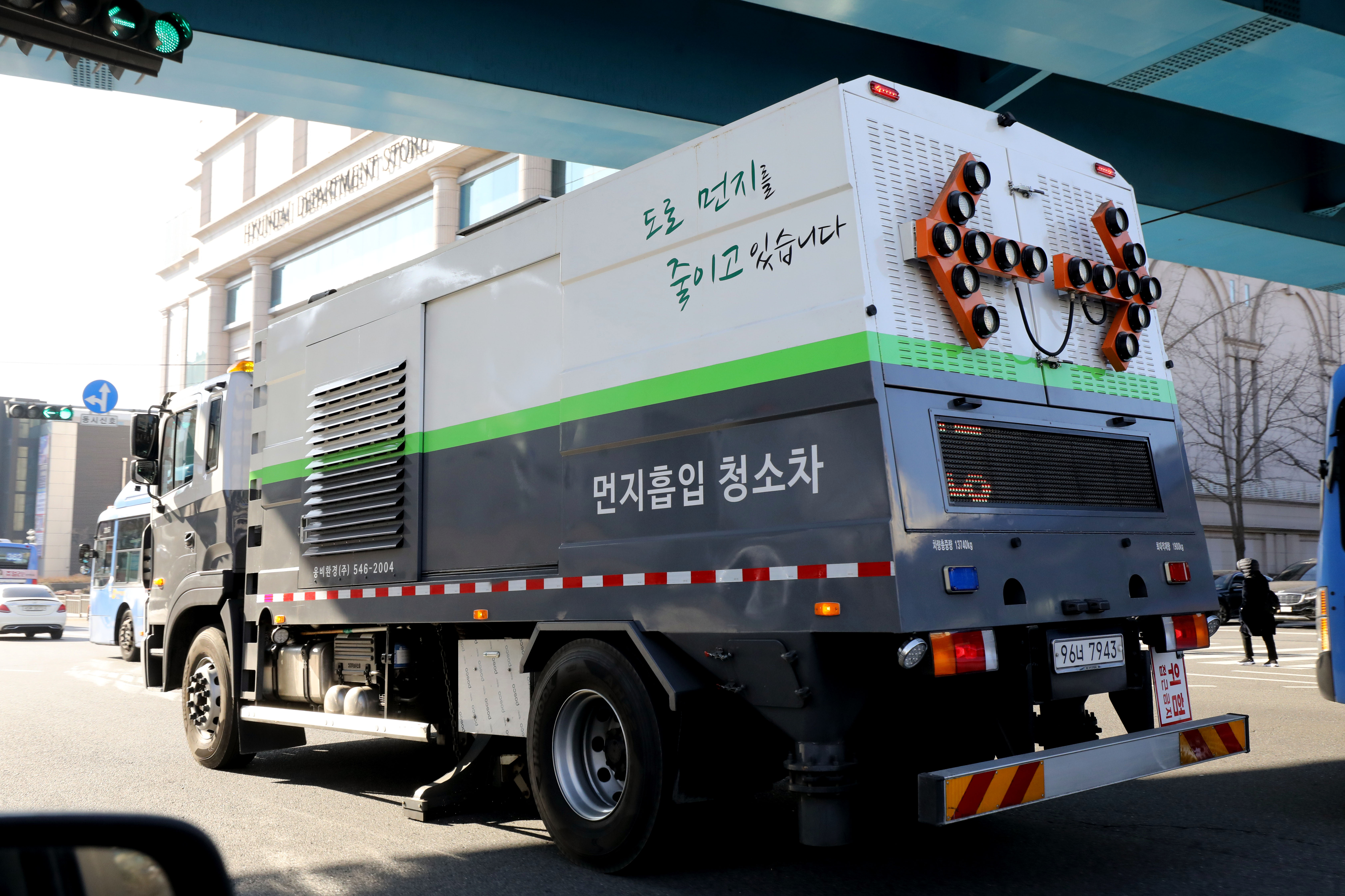 청결한 거리 유지를 위해 각각 6대씩 운행하던 먼지흡입·물 청소차를 최근 10대로 확대했다.