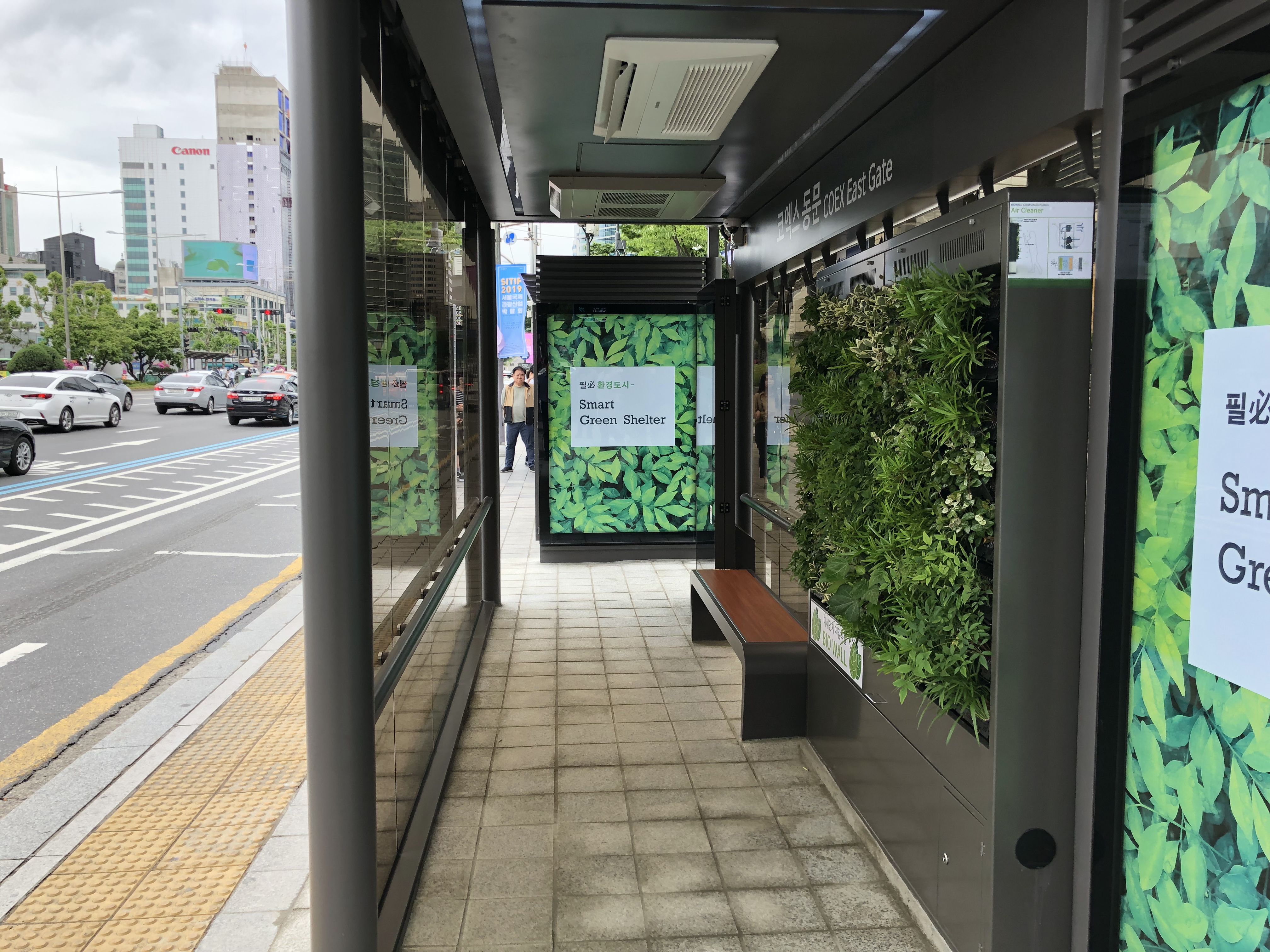 ‘기분 좋은 변화, 품격 있는 강남’으로 도약 중인 강남구(구청장 정순균)가 지난 11일 코엑스 동문 앞 버스정류장에 미세먼지 유입 차단 기능과 사물인터넷(IoT) 기능을 갖춘 ‘스마트 그린 셸터’를 시범 설치했다.