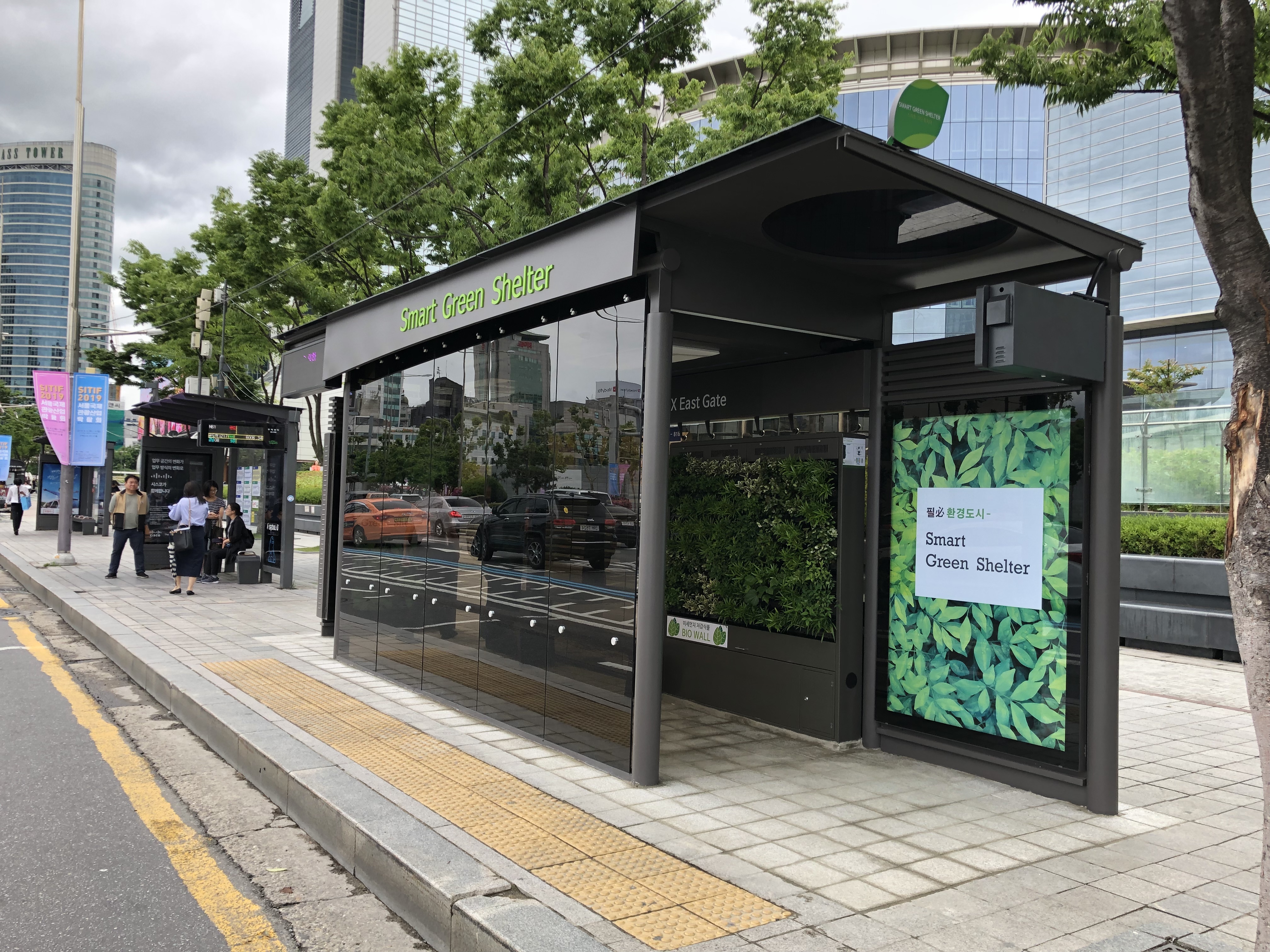 ‘기분 좋은 변화, 품격 있는 강남’으로 도약 중인 강남구(구청장 정순균)가 지난 11일 코엑스 동문 앞 버스정류장에 미세먼지 유입 차단 기능과 사물인터넷(IoT) 기능을 갖춘 ‘스마트 그린 셸터’를 시범 설치했다.