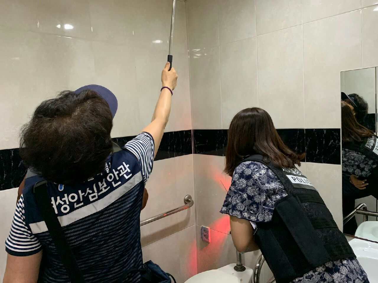 ‘기분 좋은 변화, 품격 있는 강남’을 구현 중인 강남구(구청장 정순균)가 불법촬영 등 최근 기승을 부리는 디지털범죄 근절을 위해 14일 강남‧수서경찰서와 업무협약을 체결하고 합동 점검에 나선다.