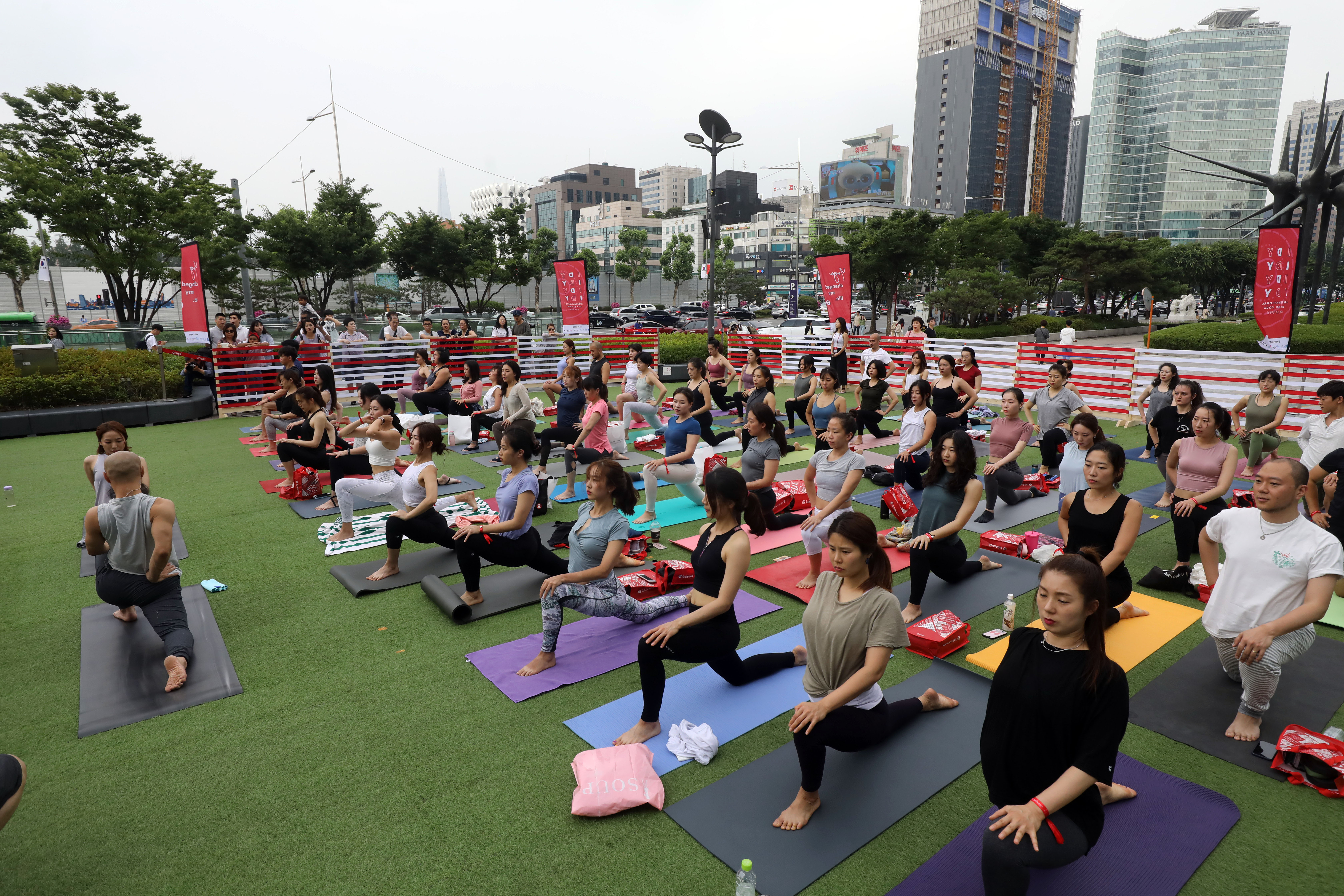 ‘기분 좋은 변화, 품격 있는 강남’을 만들어 가는 강남구(구청장 정순균)가 ‘세계 요가의 날’인 21일 오후 5시 코엑스 동측 광장에서 구가 추진 중인 힐링산업의 일환으로 ‘요가로 내 삶이 달라졌어요’ 행사를 주최한다.