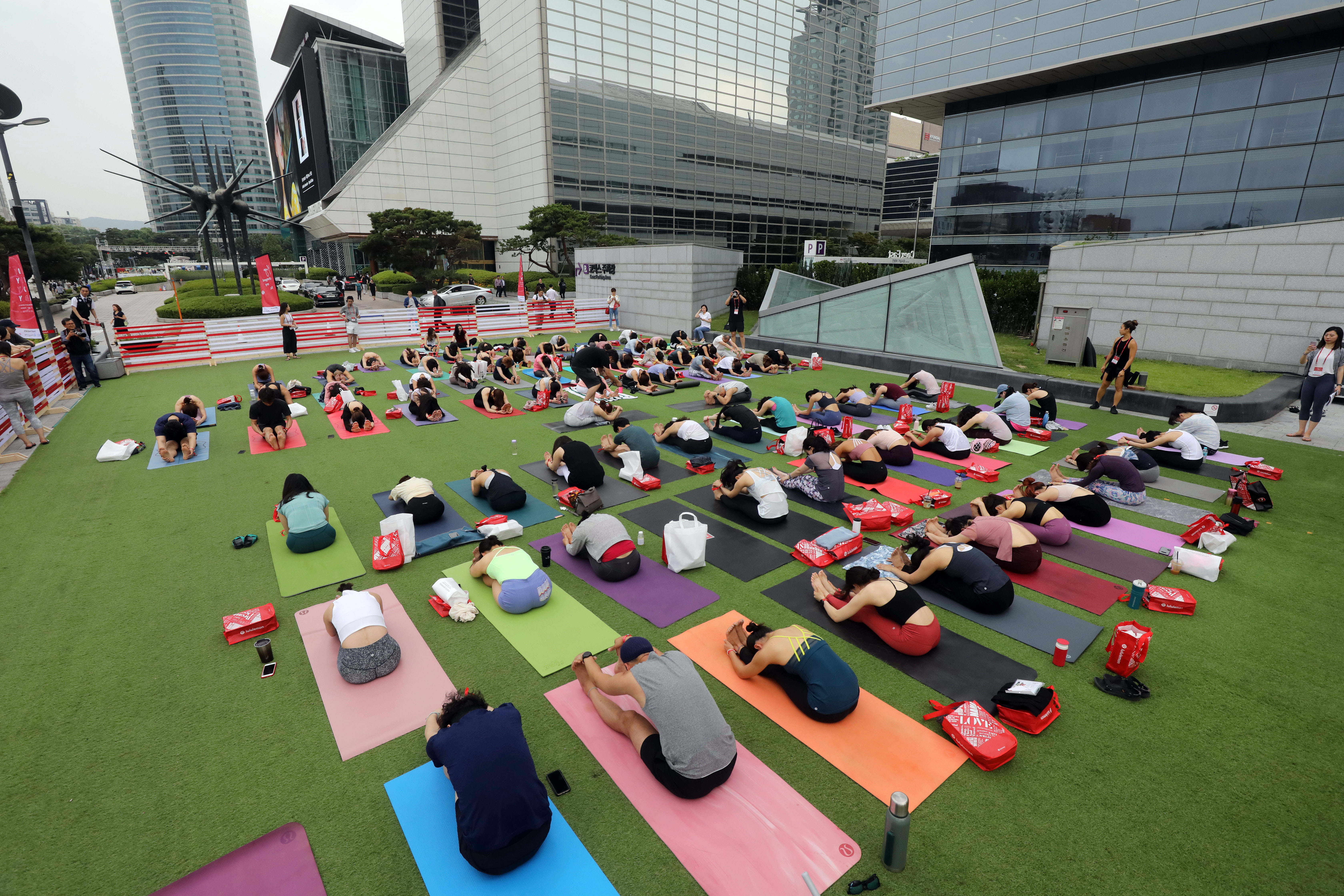 ‘기분 좋은 변화, 품격 있는 강남’을 만들어 가는 강남구(구청장 정순균)가 ‘세계 요가의 날’인 21일 오후 5시 코엑스 동측 광장에서 구가 추진 중인 힐링산업의 일환으로 ‘요가로 내 삶이 달라졌어요’ 행사를 주최한다.