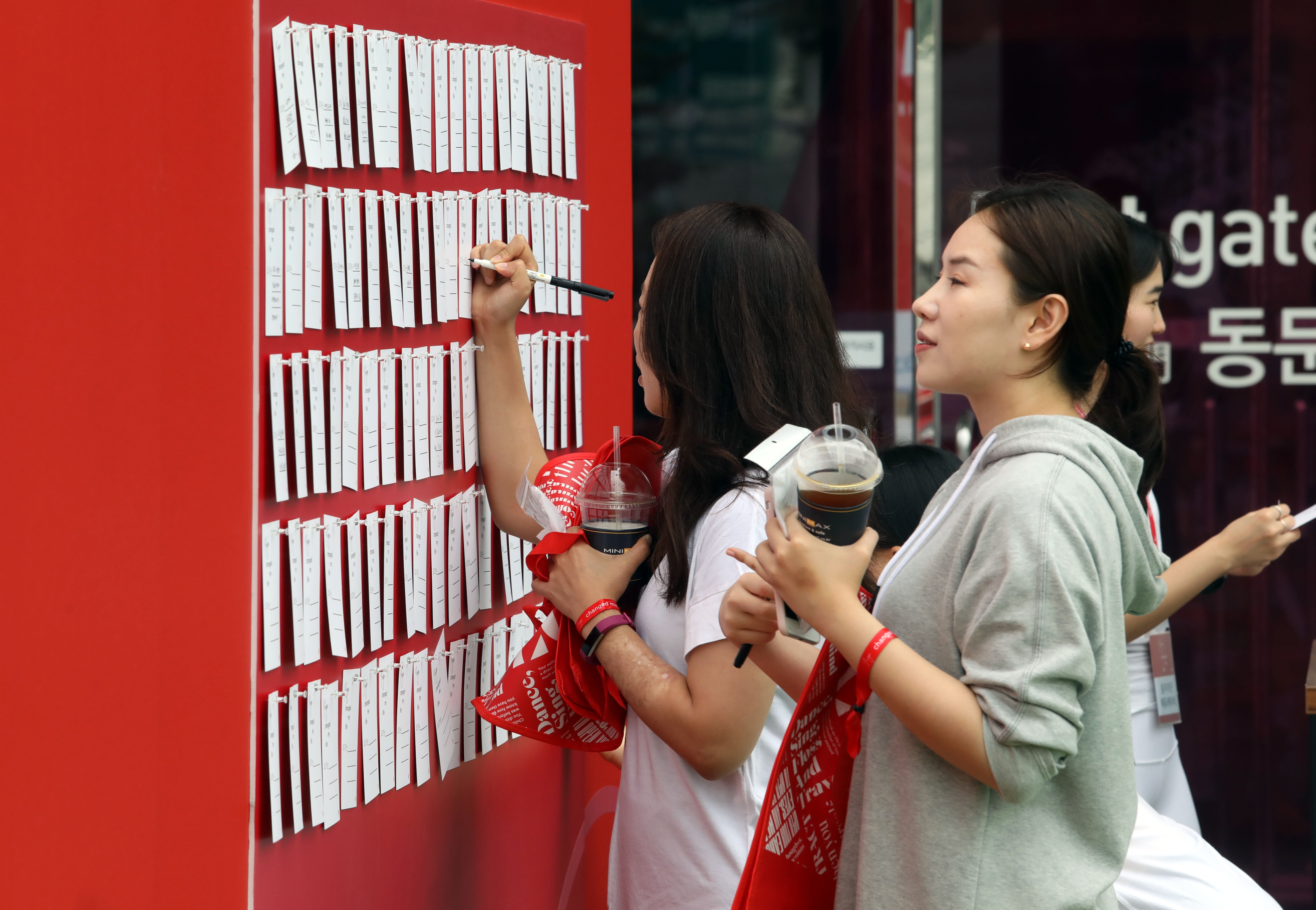 ‘기분 좋은 변화, 품격 있는 강남’을 만들어 가는 강남구(구청장 정순균)가 ‘세계 요가의 날’인 21일 오후 5시 코엑스 동측 광장에서 구가 추진 중인 힐링산업의 일환으로 ‘요가로 내 삶이 달라졌어요’ 행사를 주최한다.