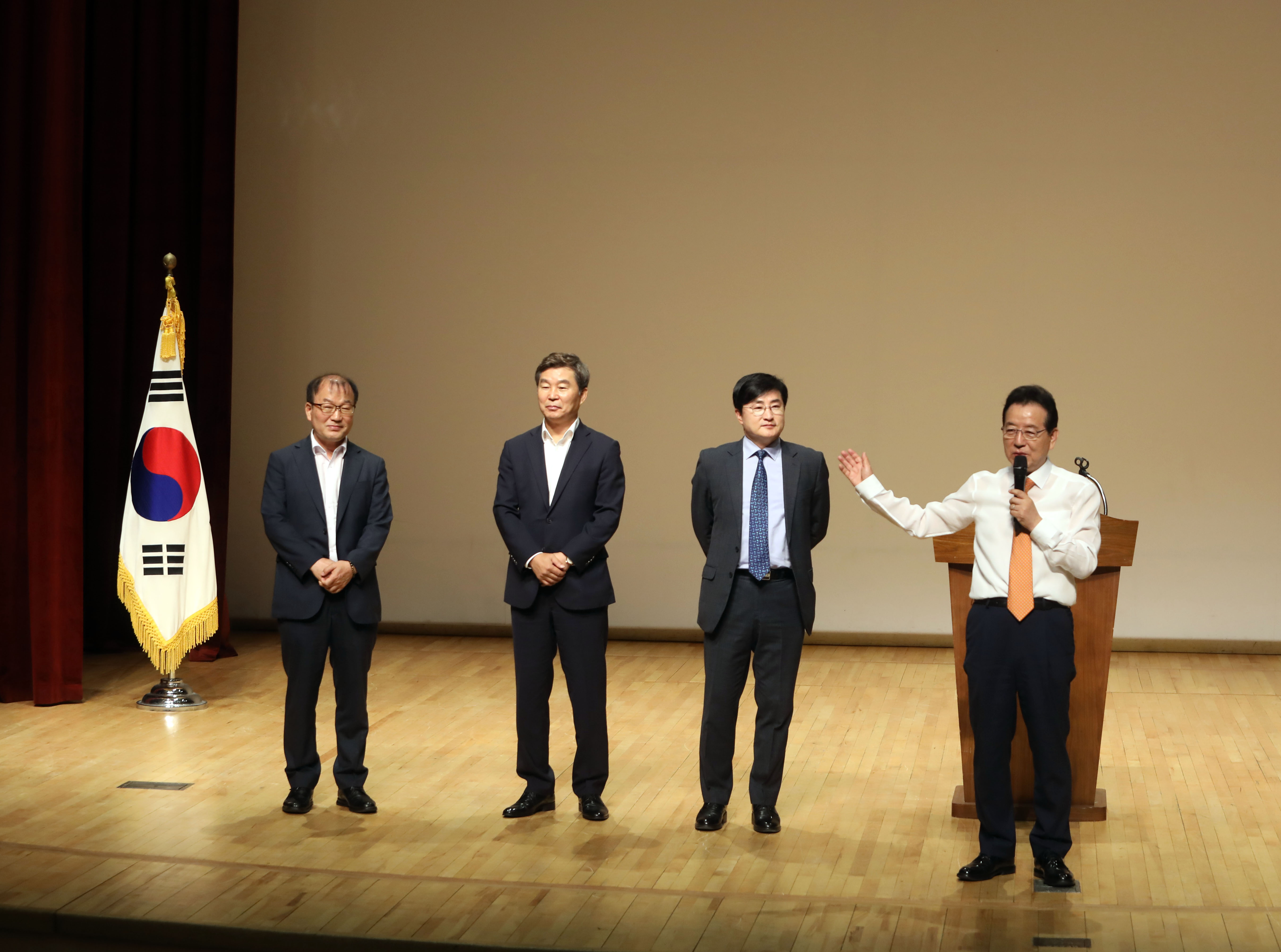  ‘기분 좋은 변화, 품격 있는 강남’을 실현 중인 강남구(구청장 정순균)는 25일 오전 강남구민회관에서 2분기 직원 정례조례를 열고 적극행정 필요성의 의미를 되새겼다. 