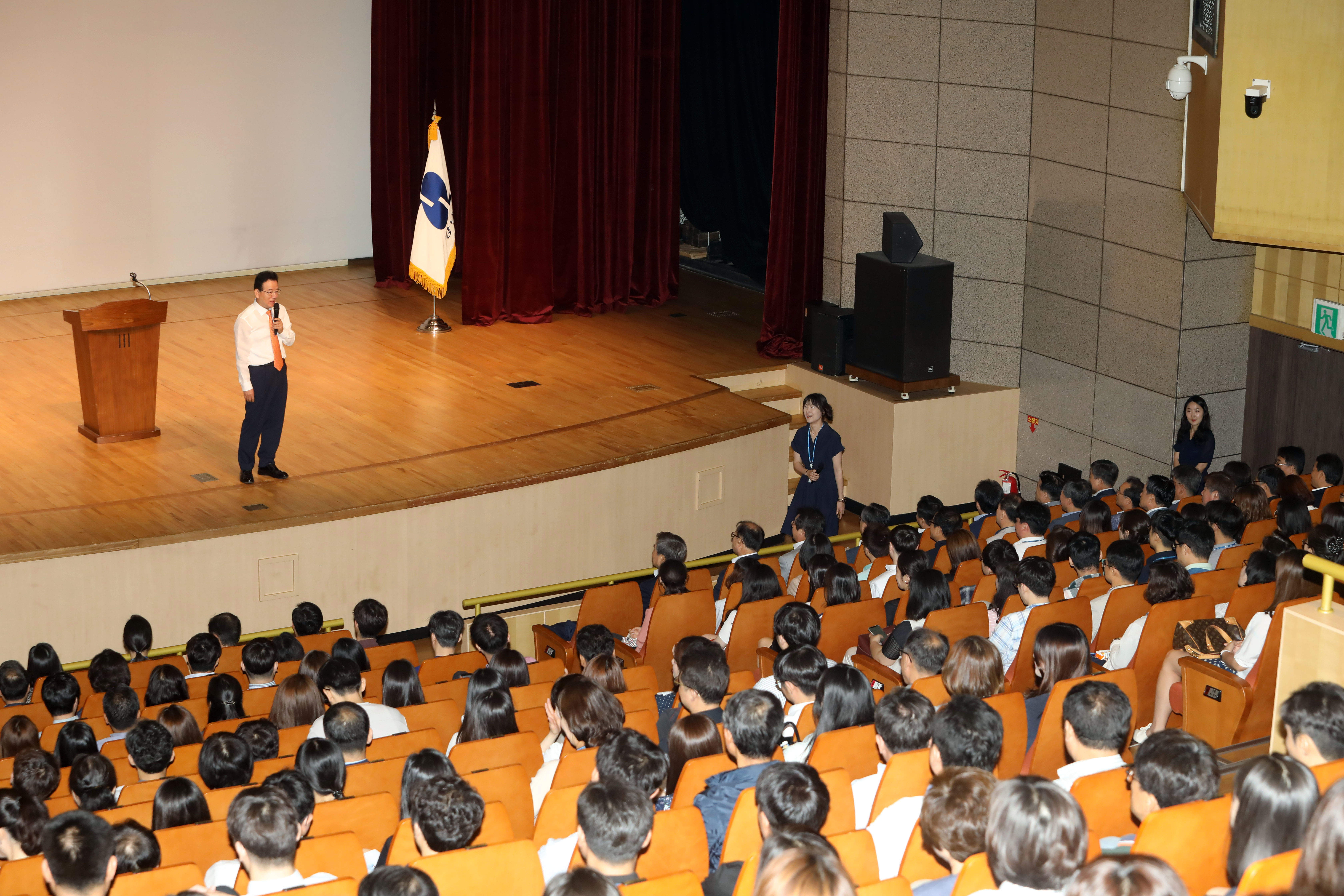 ‘기분 좋은 변화, 품격 있는 강남’을 실현 중인 강남구(구청장 정순균)는 25일 오전 강남구민회관에서 2분기 직원 정례조례를 열고 적극행정 필요성의 의미를 되새겼다.