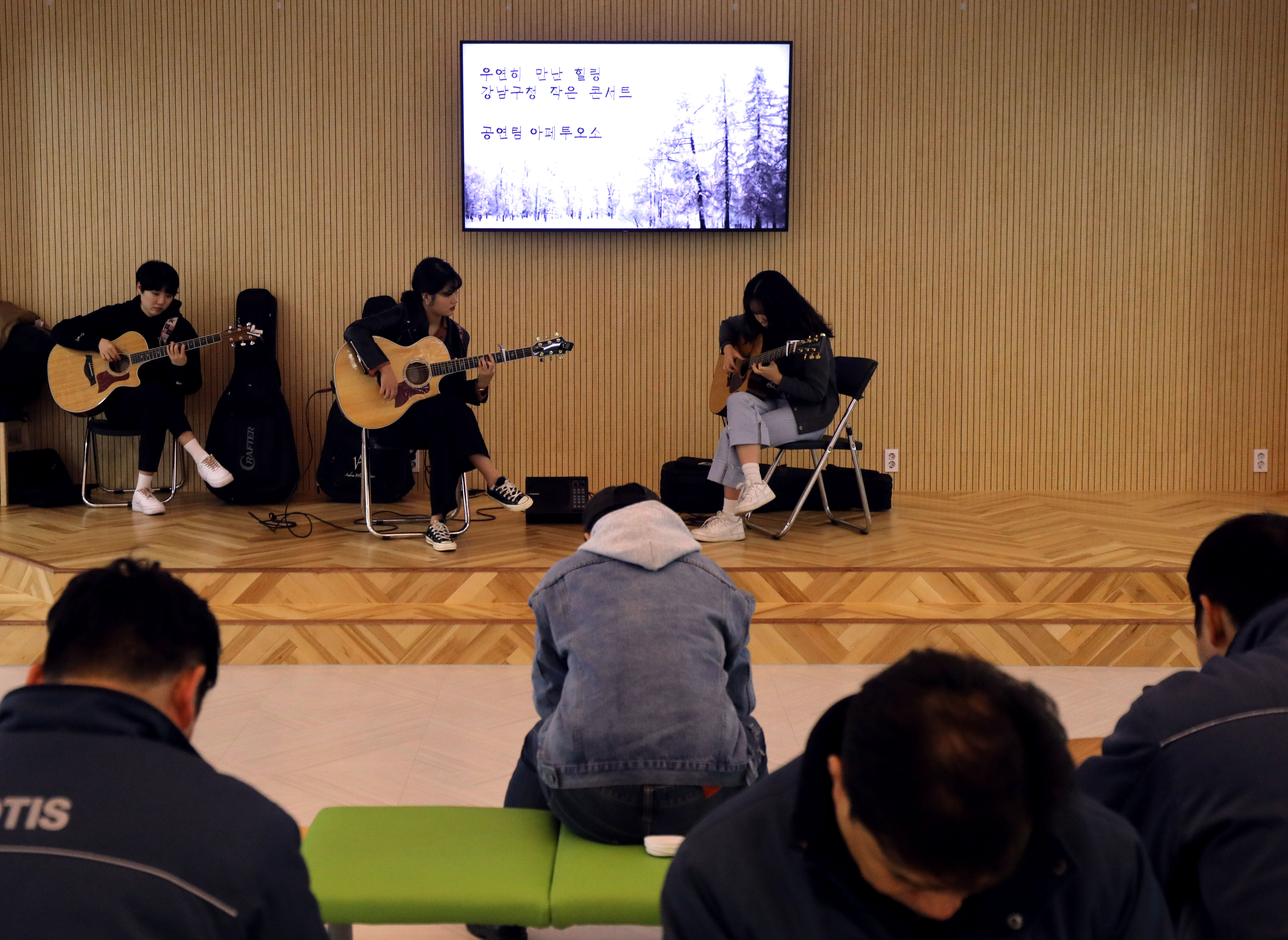 강남구(구청장 정순균)는 품격강남에 걸맞은 청사 운영을 위해 구청 1층 로비공간을 주민이 편리하게 이용할 수 있도록 개선했다.