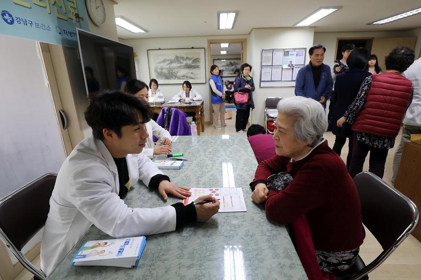 강남구(구청장 정순균)는 의료취약계층이 밀집돼 있고 병원 방문이 쉽지 않은 세곡동 지역 어르신들을 대상으로 자생한방병원과 업무협약을 체결해 순회진료를 실시하고 있다.  