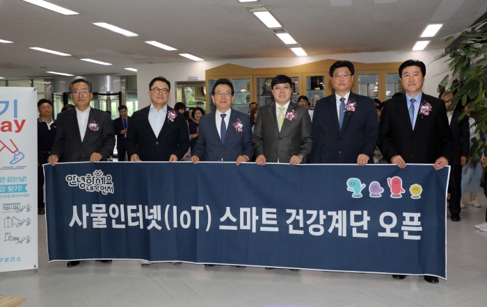 강남구(구청장 정순균)는 걷기 환경조성을 위해 유동인구가 많고 접근성이 좋은 장소에 사물인터넷(IoT) 기반의 스마트 건강계단을 구축했다. 각종 건강자료를 활용한 통계분석으로 구민의 걷기 참여를 높이고 건강한 강남구를 만들어 가고 있다.
