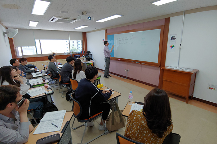 ‘기분 좋은 변화, 품격 있는 강남’을 실현 중인 강남구(구청장 정순균)가 8월 27일부터 10월 25일까지 진행되는 구립국제교육원의 정규 영어프로그램에 참여할 수강생을 모집한다. 접수는 내달 21일까지 홈페이지(gniec.gangnam.go.kr) 에서 회원가입 후 신청 가능하다.