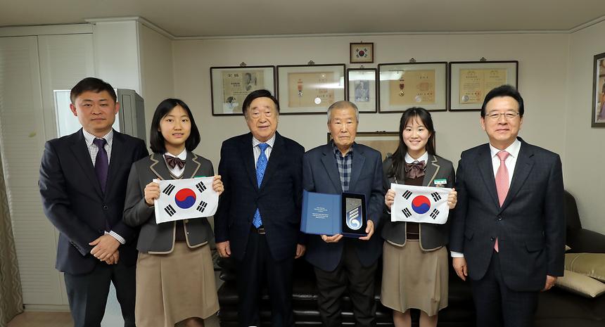 정순균 강남구청장과 이용기 서울남부보훈지청장이 지난 3월 8일 오후 3시 강남구 삼성동 김창숙(1962년 대한민국장)?김찬기(1990년 애족장)의 수권유족인 김위씨 집을 방문해 독립유공자 명패를 달아드렸다.