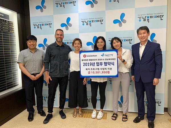 강남구(구청장 정순균)가 추진 중인 힐링사업의 일환으로 진행된‘요가로 내 삶이 달라졌어요’행사의 전체 수익금이 강남복지재단에 기부돼 눈길을 끈다. 강남구가 주최하고 한국무역협회와 룰루레몬이 주관한‘요가로 내 삶이 달라졌어요’행사는 300여명이 참여한 가운데 지난 6월 21일 코엑스 동측 광장에서 진행됐다. 룰루레몬은 최근 행사 참가자들이 지불한 참가비 전액 총 1050만1950원을 강남복지재단에 기부했다고 밝혔다. 기부금 전달식에는 룰루레몬의 리저널 매니저인 데이비드 드라벡(David Drabek)과 강남복지재단 장태성 이사장이 참여했다. 한편, 민선 7기 강남구는‘모두가 행복한 도시 강남’을 목표로 구민 삶의 질을 높이고자 행복지표 개발, 행복조례 제정, 힐링센터 건립 등 제도적이고 공간적인 기반을 마련하는데 심혈을 기울이고 있다.