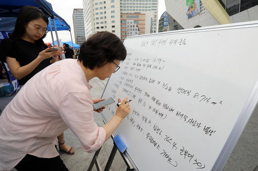 25일 오후 서울 강남구 SRT 수서역에서 SR, 강남구청, 강남소방서, 수서경찰서, 강남구 자율방재단 등 유관기관 및 민간단체가 참여한 가운데 열린 2019년 재난대비 상시훈련이 진행되고 있다.