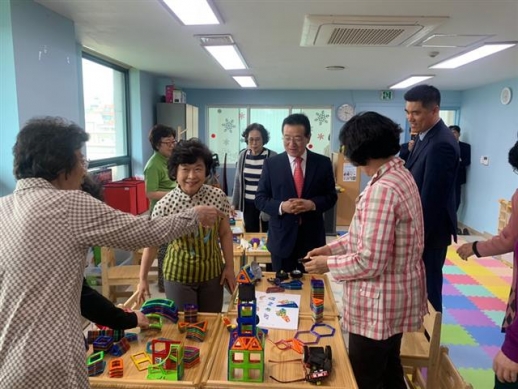 정순균(가운데) 서울 강남구청장이 ‘꿈나무교실’을 찾아 어르신들과 창의수업에 대해 얘기하고 있다.