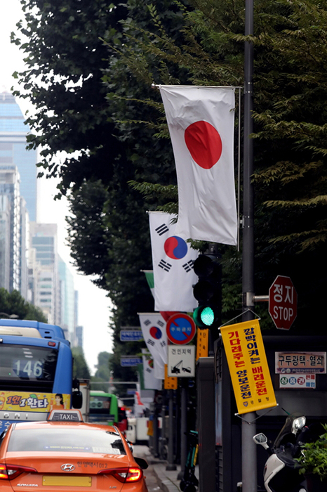 ‘기분 좋은 변화, 품격 있는 강남’으로 도약 중인 강남구(구청장 정순균)가 일본정부의 화이트리스트 한국 제외 조치에 대한 항의표시로 테헤란로와 영동대로, 압구정동 로데오거리 일대에 게시된 만국기 중 일장기를 2일부터 철거하기로 했다.