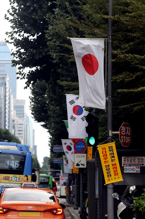 ‘기분 좋은 변화, 품격 있는 강남’으로 도약 중인 강남구(구청장 정순균)가 일본정부의 화이트리스트 한국 제외 조치에 대한 항의표시로 테헤란로와 영동대로, 압구정동 로데오거리 일대에 게시된 만국기 중 일장기를 2일부터 철거하기로 했다. 