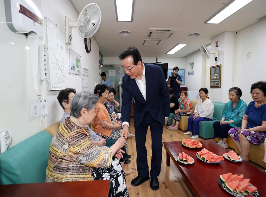 무더위쉼터 방문한 정순균 강남구청장