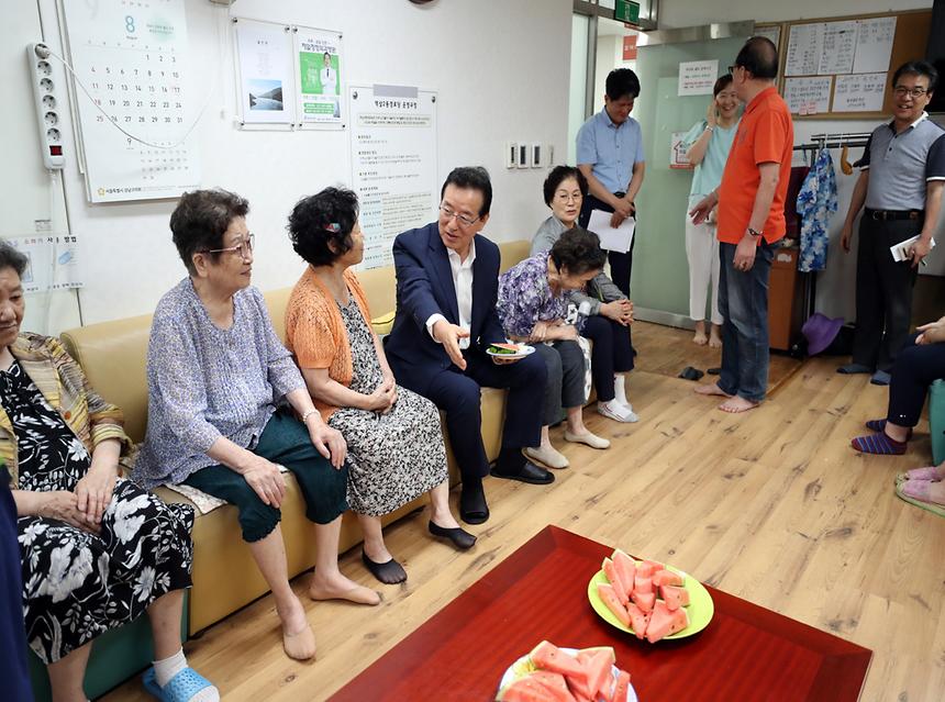 연일 기록적인 폭염이 계속되는 가운데 정순균 강남구청장이 6일 오후 서울 역삼2동 경로당 무더위쉼터를 방문해 어르신들의 안위를 살폈다.  이날 경로당에는 평소보다 많은 40여명의 어르신이 모였다. 정 구청장은 어르신들께 수박을 대접하며 일일이 안부를 확인했하고 애로사항은 없는지 의견을 청취하는 시간을 가졌다. 