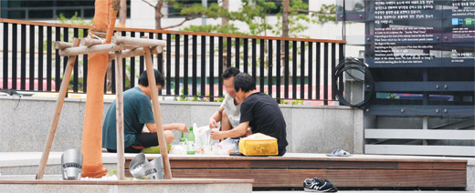 ▲ 아침부터 술 16일 오전 서울 강남역에서 생활하는 노숙인들이 출근 시간이 되자 역사를 빠져나와 역사 외부 환풍구 시설 주변을 휴식 공간으로 바꾼 ‘서초 바람의 언덕’ 앞에 모여 술을 마시고 있다.