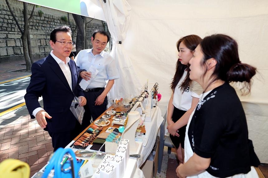 정순균 강남구청장이 23일 오후 서울시청광장에서 열린 ‘YES 중소기업 대박!람회’에 참석해 강남구 참여 부스를 둘러봤다.  ‘YES 중소기업 대박!람회’는 일본 수출규제로 인한 중소기업의 피해를 최소화하기 위해 마련된 박람회로, 생활소비재 우수제품 판매, 바이어 상담, 피해기업 애로사항 청취 등 다양한 행사가 열렸다.