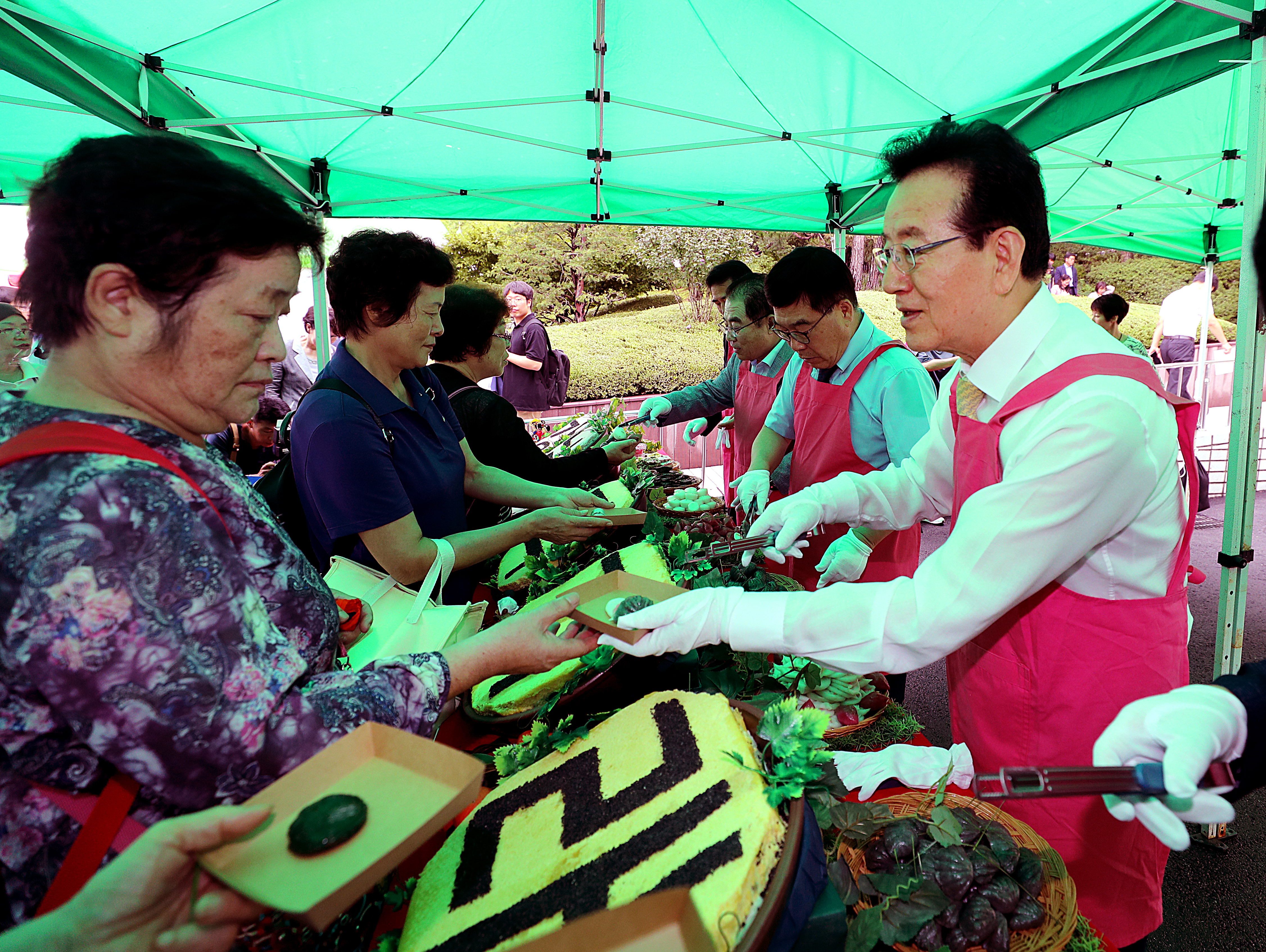 정순균 강남구청장, 강남구 추석맞이 직거래장터 방문