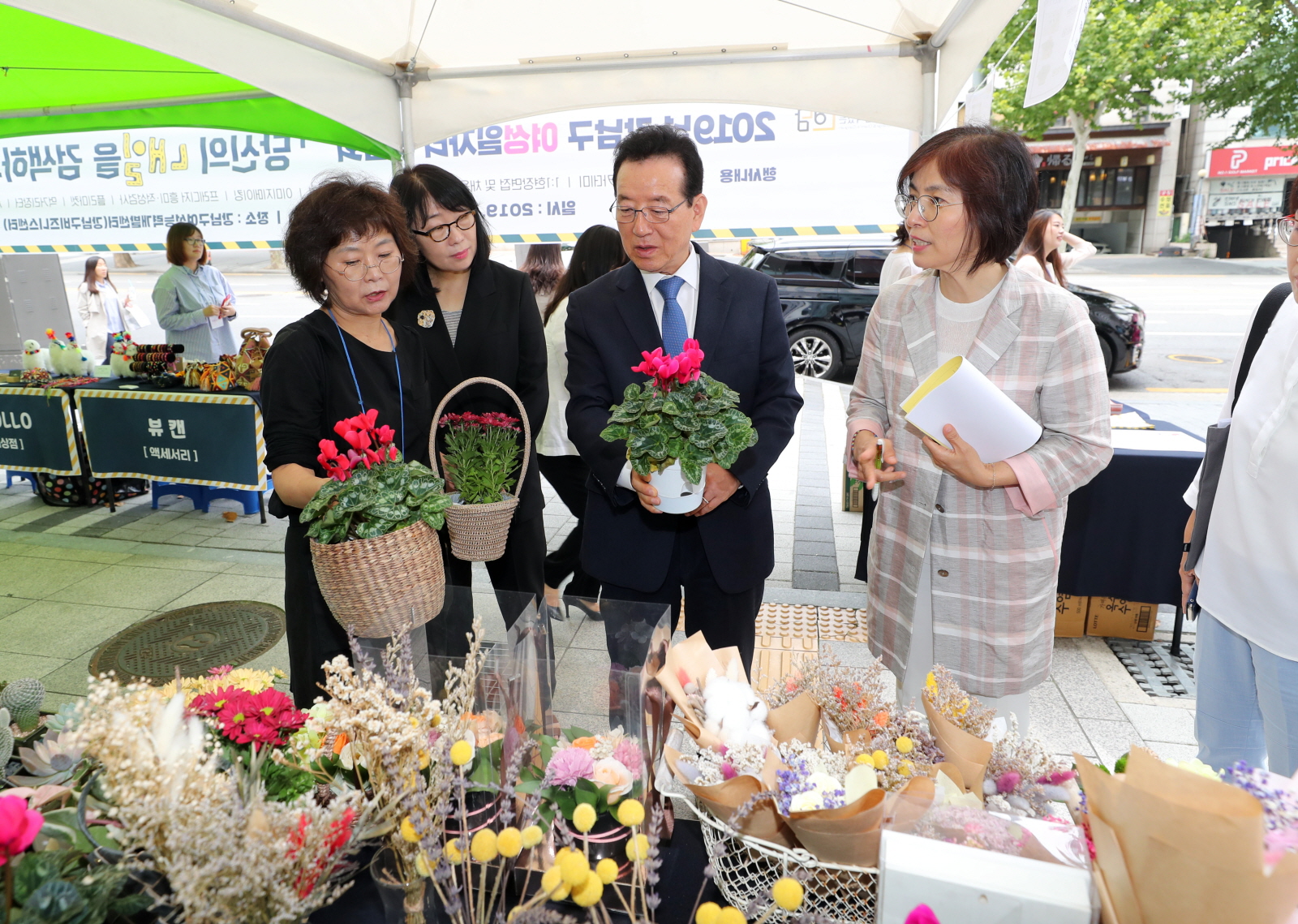  정순균 강남구청장이 27일 역삼동 강남구 비즈니스센터에서 개최된 여성일자리박람회에 참석했다.