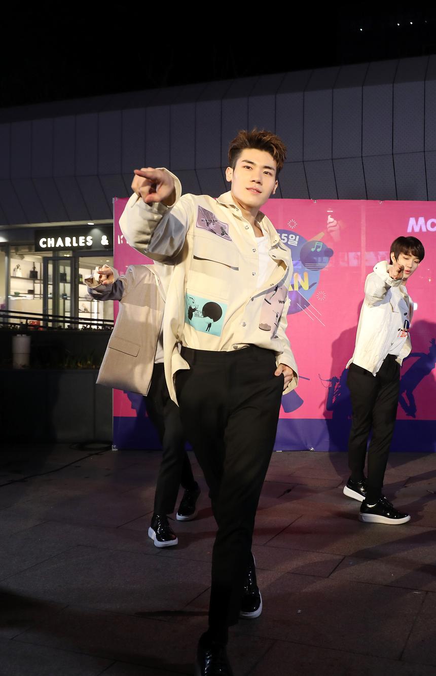 국내 아이돌그룹이 총출동하는 ‘2019 강남페스티벌 영동대로 K-POP 콘서트’가 오는 10월 5일 오후 7시 코엑스 앞 특설무대에서 열립니다! 출연하는 8팀의 아티스트 중 해외에서 돌풍을 일으키고 있는‘뉴키드(Newkidd)’를 소개합니다!
