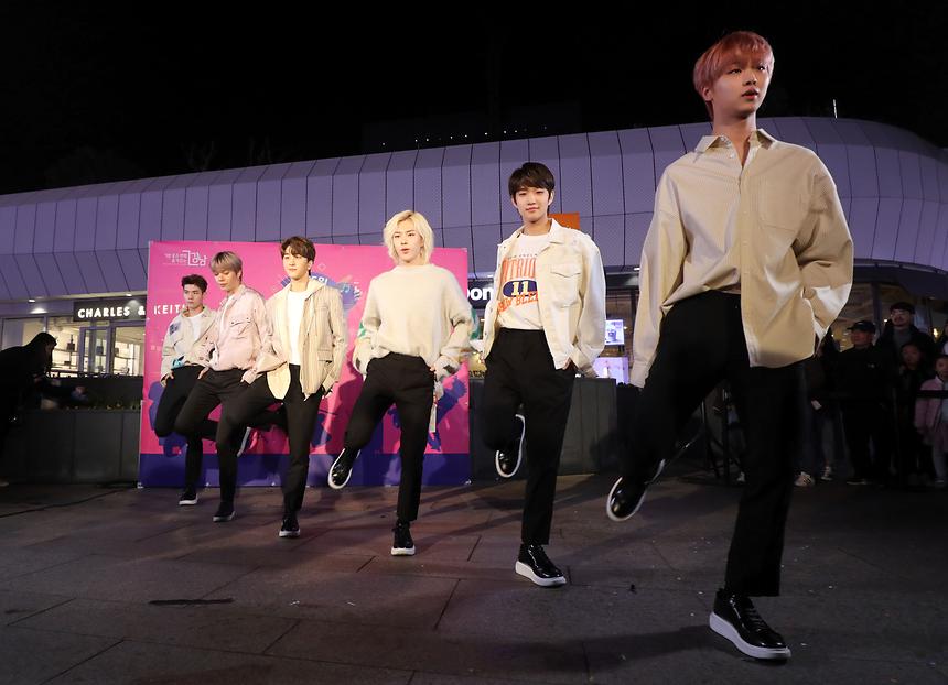 국내 아이돌그룹이 총출동하는 ‘2019 강남페스티벌 영동대로 K-POP 콘서트’가 오는 10월 5일 오후 7시 코엑스 앞 특설무대에서 열립니다! 출연하는 8팀의 아티스트 중 해외에서 돌풍을 일으키고 있는‘뉴키드(Newkidd)’를 소개합니다!