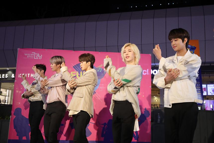 국내 아이돌그룹이 총출동하는 ‘2019 강남페스티벌 영동대로 K-POP 콘서트’가 오는 10월 5일 오후 7시 코엑스 앞 특설무대에서 열립니다! 출연하는 8팀의 아티스트 중 해외에서 돌풍을 일으키고 있는‘뉴키드(Newkidd)’를 소개합니다!