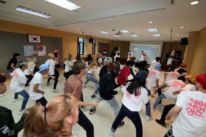 디크런치(D-CRUNCH)와 함께하는 ‘K-POP 댄스 클래스’