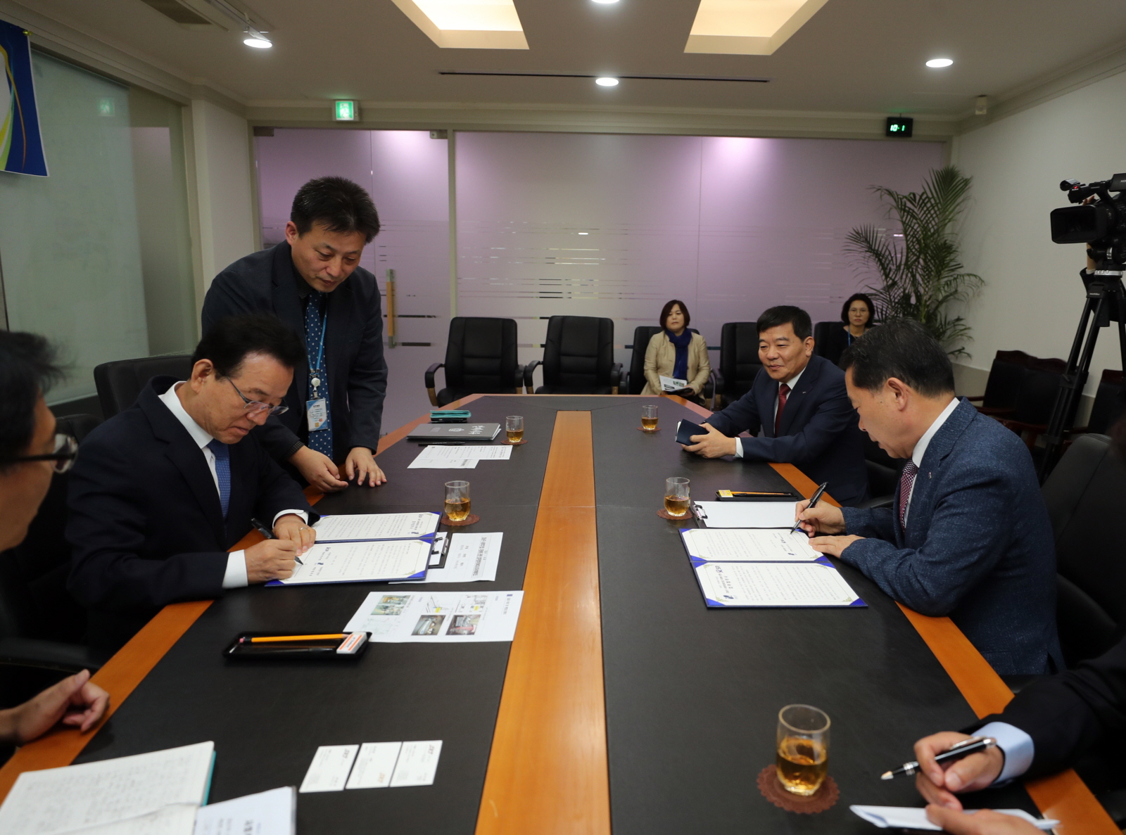 강남구가 ㈜SR과사회적경제기업 지원을 위한 업무협약(MOU)을 체결했다.(우측 세 번째 강남구가 ㈜SR과사회적경제기업 지원을 위한 업무협약(MOU)을 체결했다.