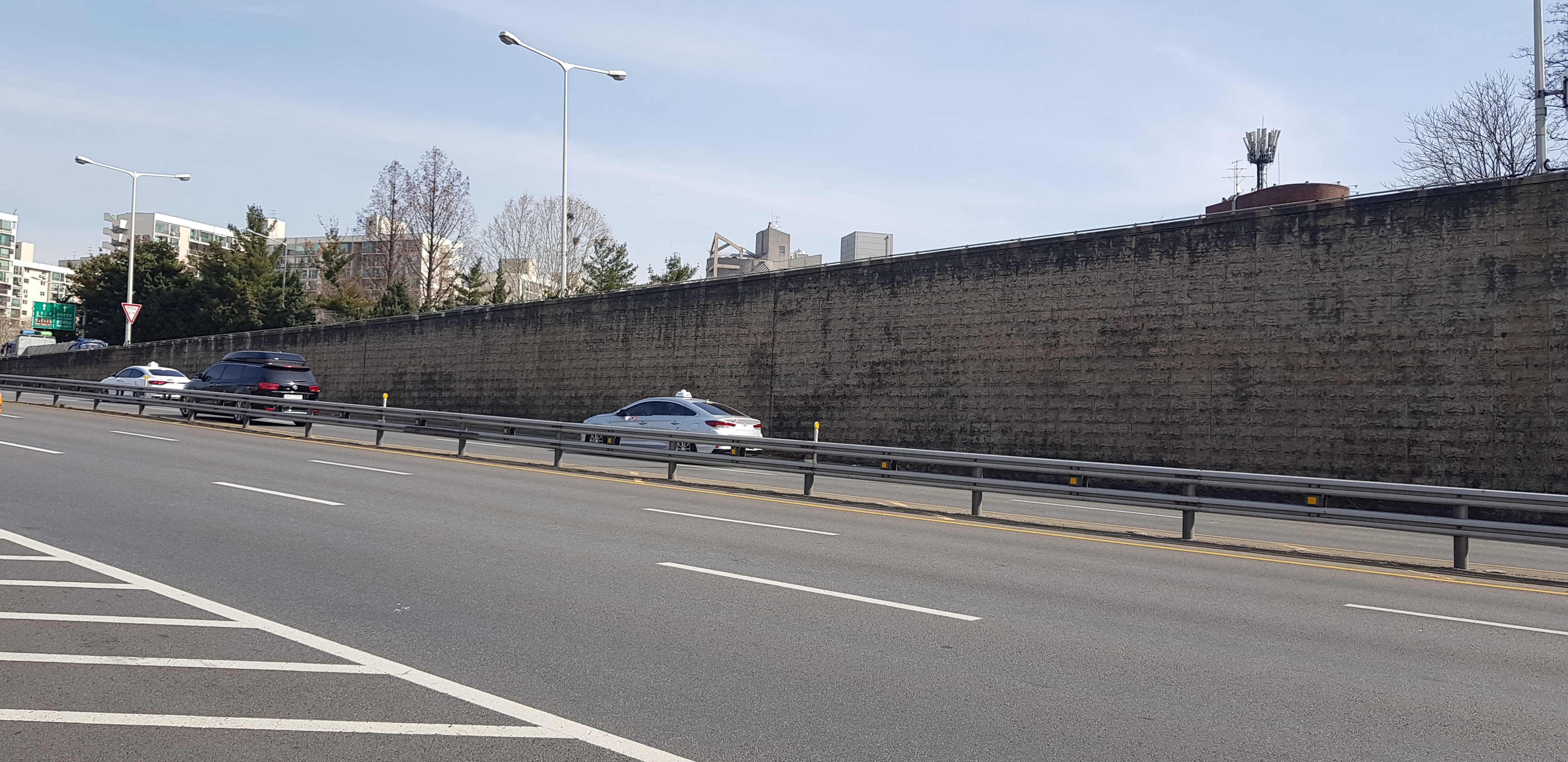   ‘기분 좋은 변화, 품격 있는 강남’을 구현 중인 강남구(구청장 정순균)가 지난달 말 오염되고 노후화된 교량, 지하차도, 옹벽 등 콘크리트 벽면 13개소를 깨끗하고 유지관리가 용이하게 개선하는 사업을 완료했다.